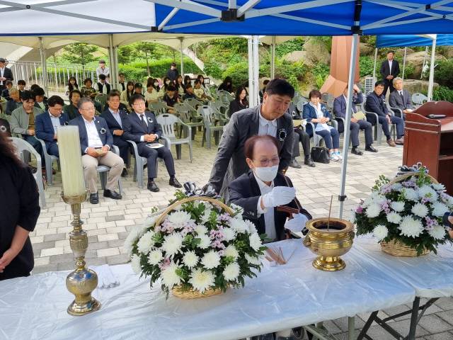 ▲ 제83주기 가산 이효석 선생 추모식이 지난 23일 평창 이효석문화예술촌 내 달빛언덕 나귀광장에서 열려 선생의 장남 이우현씨가 분향하고 있다.  신현태 기자
