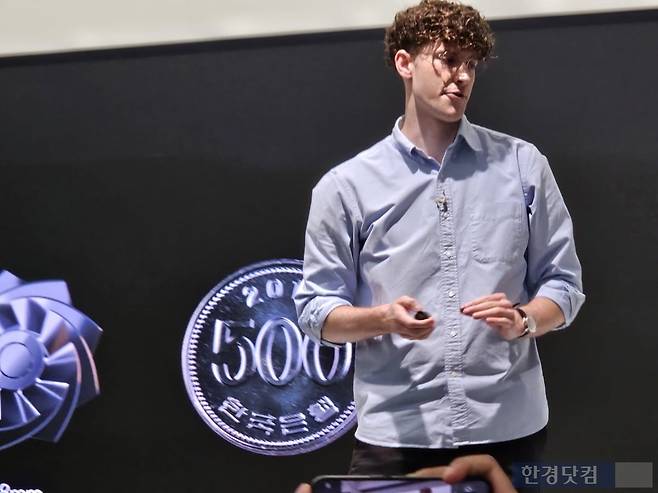 26일 오전 서울 성동구 무신사 스퀘어 성수4에서 열린 '다이슨 신기술 소개 행사'에서 네이슨 로슨 맥클린 다이슨 시니어 엔지니어링 매니저가 직경 28mm의 초소형 하이퍼디미엄 모터에 대해 설명하고 있다. 사진=박수빈 기자