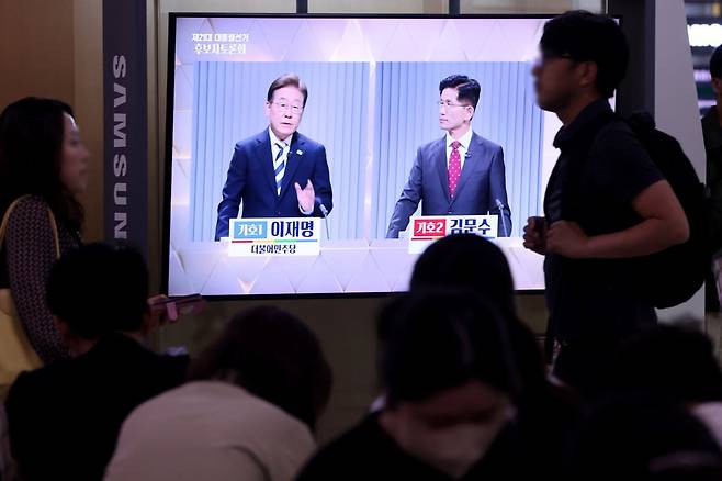 제21대 대통령선거 2차 후보자 토론회(기후 포함 사회 부문)가 서울역 대합실에서 생중계되고 있다. 2025.5.23. 사진=연합뉴스