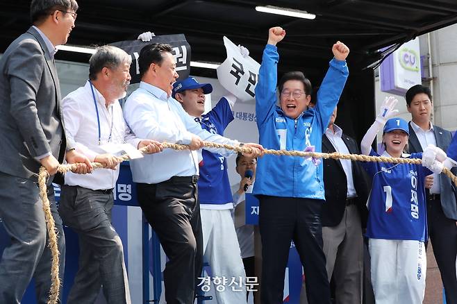 이재명 더불어민주당 대선 후보가 25일 충남 당진전통시장 유세장에서 줄다리기 퍼포먼스를 하고 있다. 박민규 선임기자
