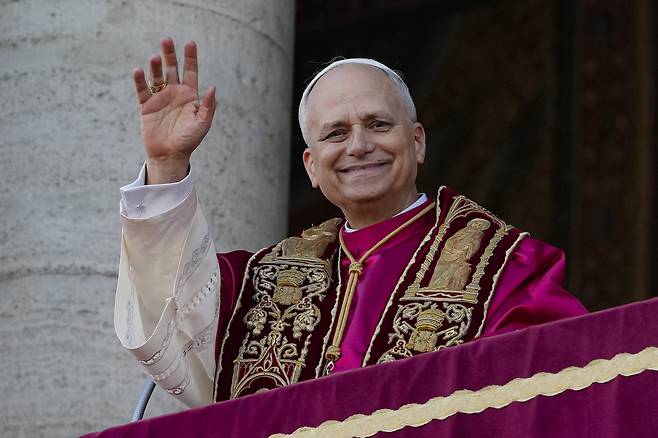 레오 14세 교황이 25일(현지시간) 로마의 성모 마리아 대성당에서 신자들에게 손을 흔들고 있다. AP연합뉴스