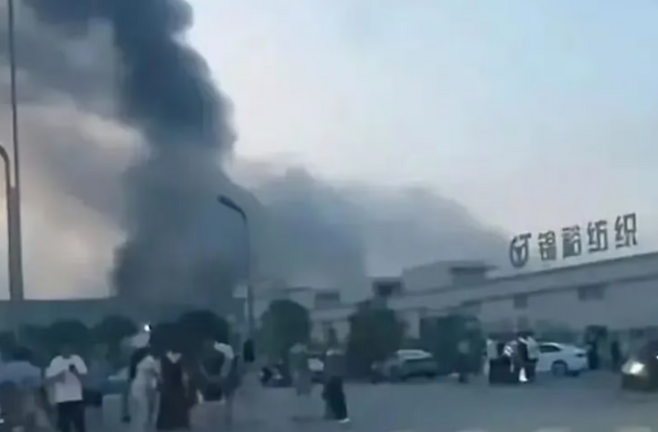 중국 쓰촨성 핑산현의 방직공장에 20일 화재가 발생했다. /엑스.