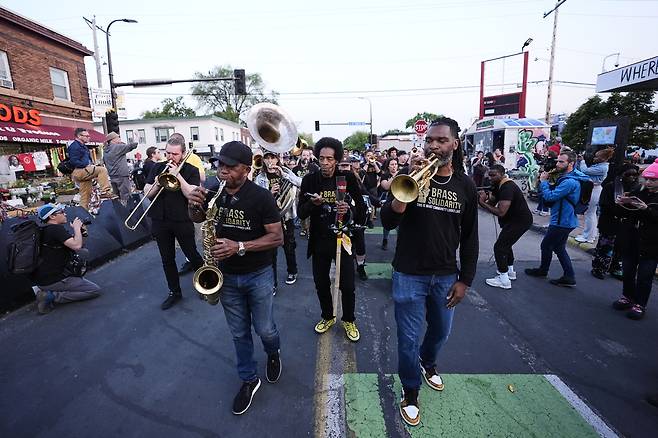 조지 플로이드 사망 5주기인 25일 미국 미네소타주 미니애폴리스에서 뮤지션들이 공연을하고 있다. AP연합뉴스