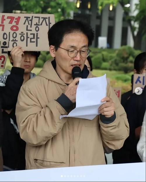 철학자 고병권이 지난 9일 ‘마르크스 경제학 개설 연서명 현황 발표 및 강사 임용 촉구 기자회견’에서 연대 성명문을 발표하고 있다. 이날 기자회견은 서울대 아크로폴리스 광장에서 열렸다. 서울대저널 제공