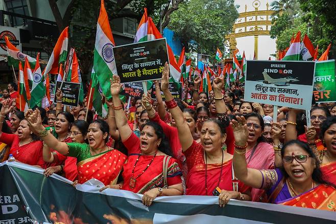 25일(현지시간) 인도 여성들이 뭄바이에서 열린 ‘신두르 작전’을 지지하는 집회에 참석하고 있다. 지난 7일 인도가 파키스탄령 카슈미르 등 9곳에 미사일을 발사한 것을 신두르 작전이라 한다. EPA연합뉴스