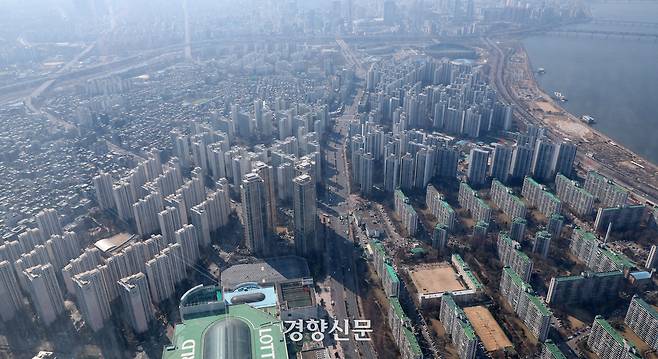 지난 3월 서울 송파구 롯데월드타워에서 내려다본 아파트 단지들. 권도현 기자