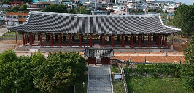 2015년부터 10년에 걸친 해체·보수 공사를 마치고 공개 예정인 전남 여수의 진남관. 여수시 제공