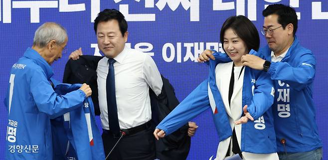 김용남·허은아 민주당 입당 허은아 개혁신당 전 대표와 김용남 전 정책위의장이 26일 서울 여의도 더불어민주당 중앙당사에서 열린 입당 환영식에 참석해 선거 운동복을 입고 있다. 성동훈 기자 zenism@kyunghyang.com