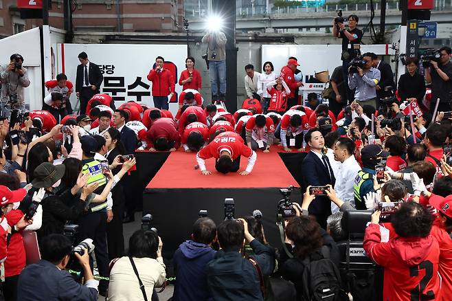 The People Power Party's presidential candidate Kim Moon-soo (center) and party officials perform deep bows during a campaign stop at Seoul Station, central Seoul, on May 19. (Yonhap)