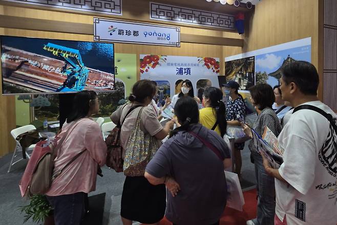 인파로 붐비는 타이베이 국제 관광박람회 포항시 홍보부스 모습. 포항시 제공