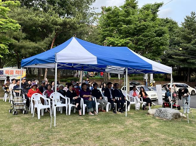 대덕구 대덕문화관광재단은 지난 10일부터 24일까지 3주간, 중리동 송애당에서 ‘봄날 작은 음악회’를 개최했다. 최충규 대덕구청장(사진 앞줄 왼쪽에서 5번째)과 주민들이 ‘봄날 작은 음악회’를 감상하고 있다. 대덕구