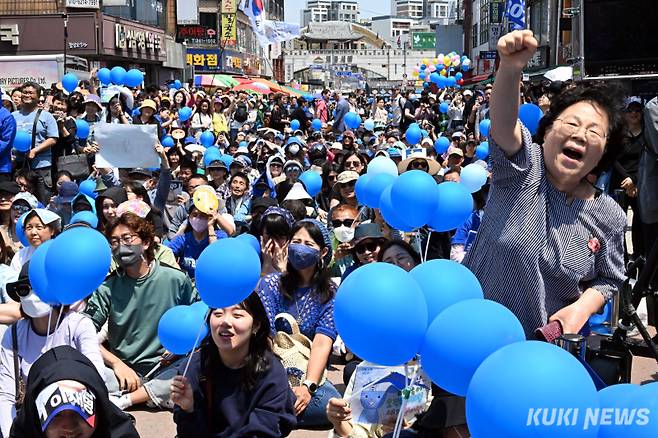 이재명 더불어민주당 대선 후보가 26일 경기 수원시 팔달문 영동시장 입구에서 집중유세를 펼치자 지지자들이 환호하고 있다.&nbsp;
