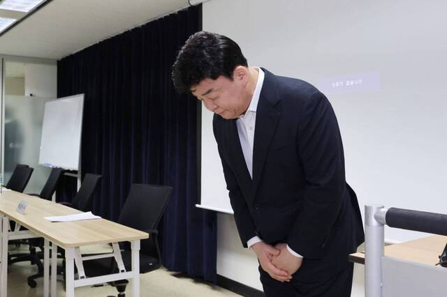 백종원 더본코리아 대표가 지난 3월 28일 서울 서초구 스페이스쉐어 강남역센터에서 열린 첫 정기 주주총회에서 주주들을 향해 사과하고 있다. 연합뉴스