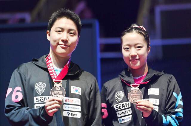 임종훈-신유빈(오른쪽) 조가 24일(현지시간) 카타르 도하 루사일 아레나에서 열린 2025 국제탁구연맹(ITTF) 세계선수권대회 혼합복식 시상식에서 동메달을 목에 건 채 밝게 웃고 있다.  사진공동취재단