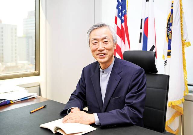 문성모 목사가 25일 서울 종로구 한국기독교연합회관에서 ‘예배와 음악의 한국화’에 대해 설명하고 있다.  신석현 포토그래퍼