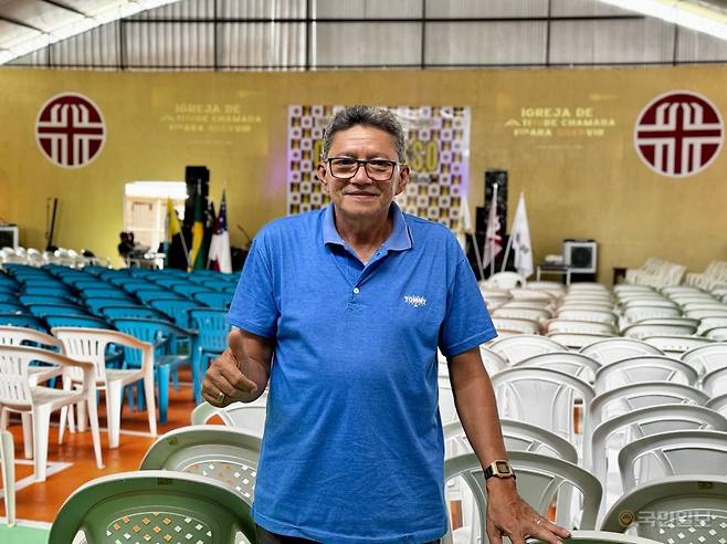 카를루스 밀통 에반젤리스타 지 카스트루 타파우아순복음교회 목사가 26일 교회 내 종합체육관에서 엄지를 들고 포즈를 취하고 있다.