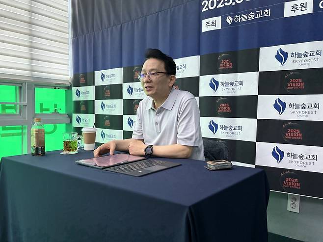 김기성 하늘숲교회 목사가 26일 경기도 고양 교회에서 ‘2025 비전 콘퍼런스’에 대해 설명하고 있다.