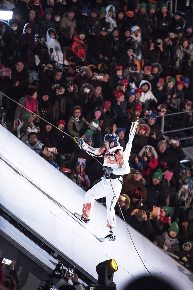 평창 동계패럴림픽 개막식에서 성화대를 오르고 있는 한민수 감독. 한민수 감독 제공