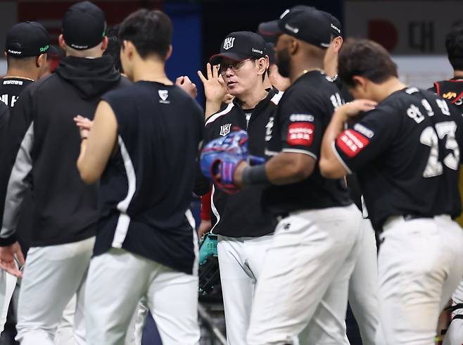 이강철(가운데) KT 위즈 감독이 25일 서울 고척스카이돔에서 열린 키움 히어로즈와의 2025 프로야구 KBO리그에서 승리한 뒤 선수들을 기쁨을 나누고 있다. 연합뉴스