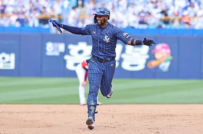 삼성 라이온즈 르윈 디아즈가 25일 대구 홈에서 열린 KIA 타이거즈와의 경기에서 9회말 끝내기 솔로 홈런을 친 뒤 세리머니를 하며 베이스를 돌고 있다. 삼성 제공