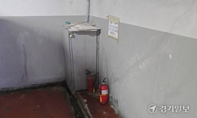 대피소로 지정된 인천 서구 가정동의 한 아파트 지하주차장에 소화기 2개만 구석에 놓여 있다. 이정엽기자