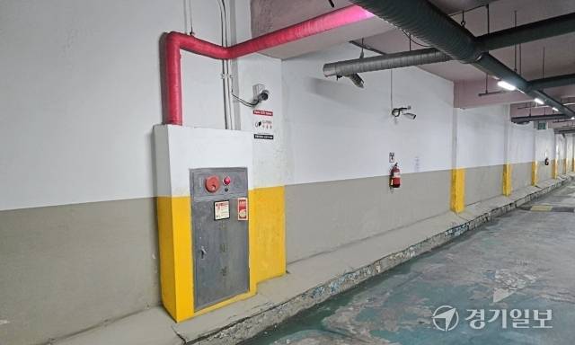 인천 미추홀구에 위치한 민방위 대피소 벽면에 비상용품함은 없고 소화기만 걸려 있다. 이정엽기자