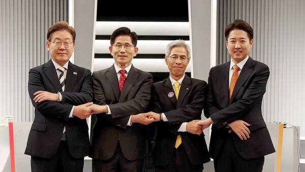 불어민주당 이재명·국민의힘 김문수·민주노동당 권영국·개혁신당 이준석 대선후보가 23일 서울 영등포구 여의도 KBS 스튜디오에서 열린 제21대 대선 2차 후보자 토론회 시작에 앞서 기념 촬영하고 있다. 연합뉴스