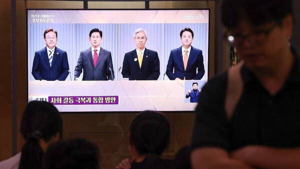 23일 서울역 대합실 TV로 제21대 대통령선거 2차 후보자 토론회가 생중계되고 있다. 연합뉴스