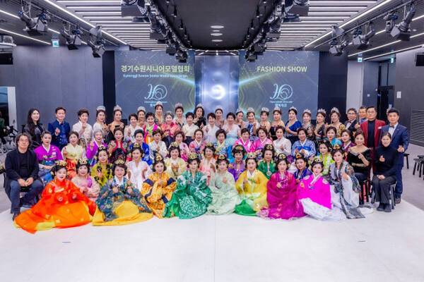지난 3월 서울 중구 동대문 디자인플라자에서 열린 ‘DDP 패션쇼’에서 경기수원시니어모델협회 회원들이 기념촬영을 하고 있다. 경기수원시니어모델협회 제공