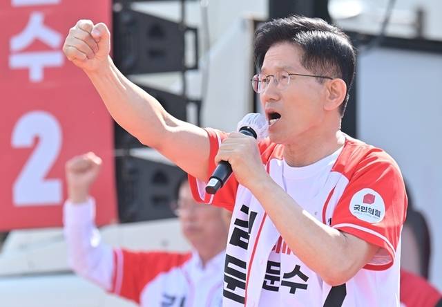 국민의힘 김문수 후보가 26일 오후 오산역 광장에 마련된 유세차량에 올라 시민들에게 지지를 호소하고 있다. 경기일보 제공
