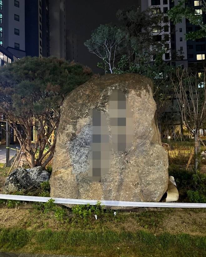 동대문구 이문동 신축아파트에 설치된 조경석 / 사진=네이버 카페 '부동산 스터디' 캡처