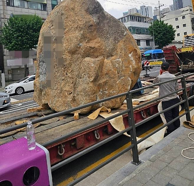 동대문구 이문동 신축아파트에 설치된 조경석 / 사진=네이버 카페 '부동산 스터디' 캡처