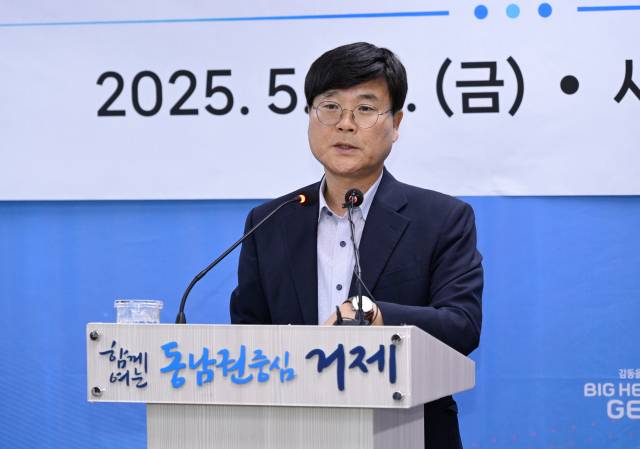 변광용 거제시장이 지난 23일 시의회에서 20만원 민생지원금이 부결되자 기자회견을 열고 향후 계획을 밝히고 있다./거제시/