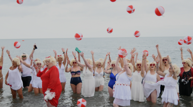 마릴린 먼로 분장을 하고 여성 암 치료 자선 행사에 참석한 참가자들. 마릴린 메이터 패들 공식 홈페이지 캡처