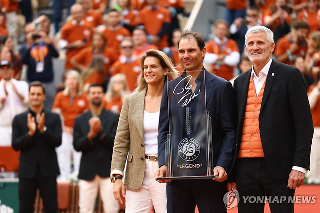 트로피를 받은 라파엘 나달 [사진 = 연합뉴스]