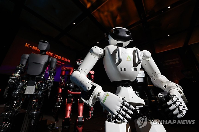지난 4월 서울 중구 플라자호텔에서 열린 K-휴머노이드 연합 출범식에 에이로봇, 레이보우로보틱스, 로브로스, 블루로빈의 휴머노이드 로봇이 전시돼있다. [연합뉴스]