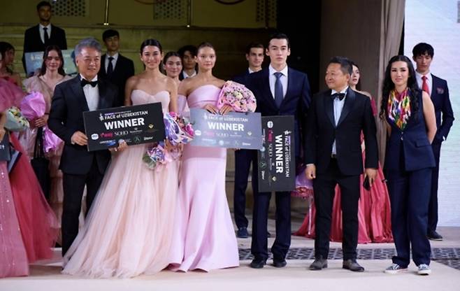 좌측부터 양의식 회장, 수상자 압둘라예바 샤호노자 ,만구토바 에브리나, 샤마토브 카지므잔, 이창용 회장