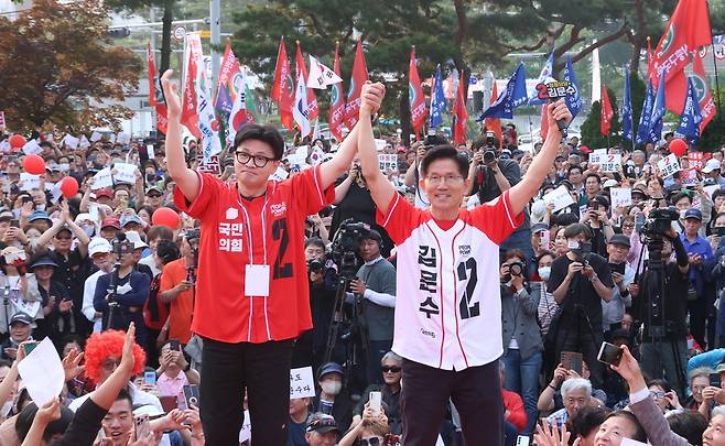 김문수 국민의힘 대선 후보(오른쪽)가 26일 서울 도봉구 방학사거리에서 한동훈 전 대표의 손을 잡고 집중유세를 하고 있다.  한주형 기자