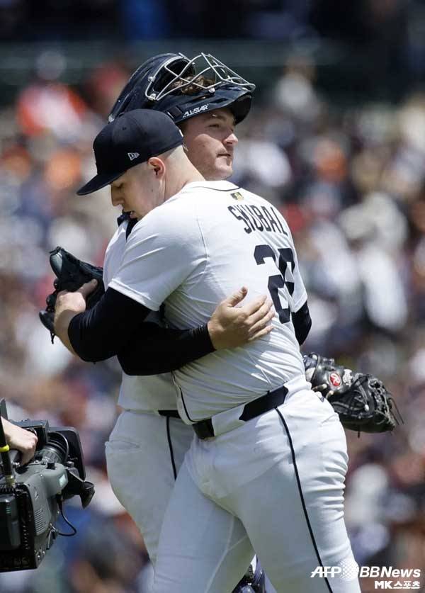 디트로이트 선발 타릭 스쿠발이 경기를 끝낸 뒤 포수 딜런 딩글러와 포옹을 나누고 있다. 사진(美 디트로이트)=ⓒAFPBBNews = News1