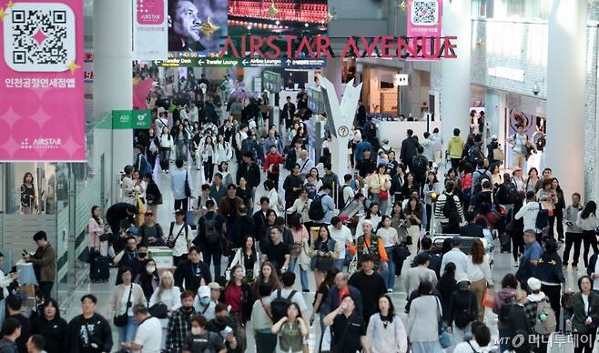 황금연휴를 앞둔 지난 2일 오전 인천국제공항 제1여객터미널 면세구역이 여행객들로 붐비고 있다. /사진= 뉴스1