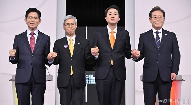 18일 서울 마포구 SBS프리즘타워에서 열린 중앙선거방송토론위원회 주관 제21대 대통령선거 후보자토론회에서 각 정당 대선 후보들이 선전을 다짐하고 있다. 왼쪽부터 국민의힘 김문수, 민주노동당 권영국, 개혁신당 이준석, 더불어민주당 이재명 대통령 후보. 2025.5.18/사진=뉴스1 /사진=(서울=뉴스1) 국회사진취재단