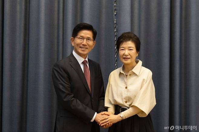 (대구=뉴스1) 김민지 기자 = 김문수 국민의힘 대통령 후보가 24일 대구 달성군 박근혜 전 대통령 사저에서 박 전 대통령을 예방하고 있다. (국민의힘 제공. 재판매 및 DB금지) 2025.5.24/뉴스1  Copyright (C) 뉴스1. All rights reserved. 무단 전재 및 재배포,  AI학습 이용 금지. /사진=(대구=뉴스1) 김민지 기자