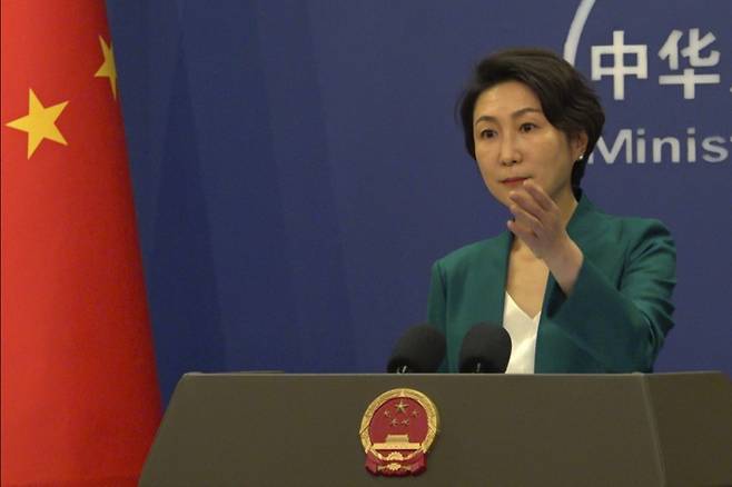[베이징=AP/뉴시스]마오닝(毛寧) 중국 외교부 대변인이 23일 베이징에서 정례 브리핑을 하고 있다. 중국은 23일 트럼프 행정부의 하버드 유학생 금지 조치가 미국의 국제적 위상을 해칠 것이라면서, 홍콩의 과학기술대학은 이로 인한 불확실성을 이용해 이들 유학생들을 받아들일 것이라고 약속했다. 2025.05.23.
