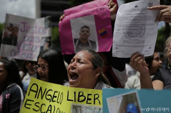 4월 9일(현지 시간) 베네수엘라 카라카스에 있는 유엔 건물 앞에서, 미국 정부가 엘살바도르의 교도소로 강제 이송한 베네수엘라 이민자들의 가족들이 항의 시위를 벌이고 있다. 미국 정부는 3월 16일, 베네수엘라 이민자 260여 명을 '트렌 데 아라과'(TdA) 카르텔 소속이라며 재판 없이 엘살바도르의 악명 높은 세코트 교도소로 추방했다. /AFPBBNews=뉴스1