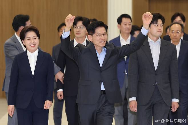 [평택=뉴시스] 권창회 기자 = 김문수 국민의힘 대선 후보가 26일 경기 평택시 삼성전자 평택캠퍼스를 방문해 삼성직원들과 인사하고 있다. 2025.05.26. kch0523@newsis.com /사진=권창회