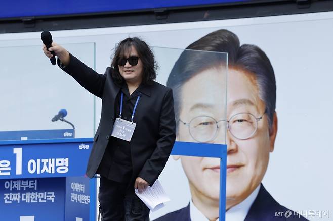 (용인=뉴스1) 안은나 기자 = 시나위 기타리스트 신대철이 26일 오후 경기 용인시 단국대학교 죽전캠퍼스 정문 앞에서 이재명 더불어민주당 대통령 후보 지지 연설을 하고 있다. 2025.5.26/뉴스1  Copyright (C) 뉴스1. All rights reserved. 무단 전재 및 재배포,  AI학습 이용 금지. /사진=(용인=뉴스1) 안은나 기자