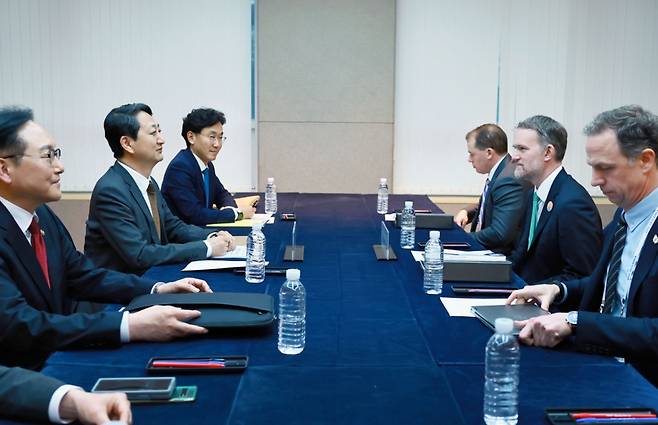 안덕근 산업통상자원부 장관이 16일 제주 서귀포시 제주국제컨벤션센터(ICC)에서 제이미슨 그리어(Jamieson Greer) 미국 무역대표부(USTR) 대표와 면담을 하고 있다. /사진=뉴시스