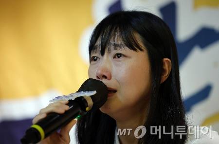 고 김동희군의 어머니 김소희씨가 지난해 9월 열린 '제24회 환자 샤우팅 카페'에서 가슴속 상처를 쏟아내고 있다.  이날 모임에서는 의료사고로 사망한 김동희군의 부모가 겪은 울분과 입증의 어려움을 비롯해 의료사고 피해자와 유족의 형사고소 최소화 방안, 응급환자 수용 거부와 응급실 뺑뺑이 문제 등을 주제로 진행됐다./사진=(서울=뉴스1) 박정호 기자