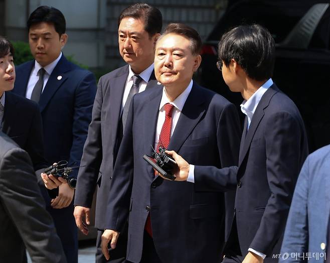 윤석열 전 대통령이 26일 서울 서초구 서울중앙지방법원에서 열린 내란 우두머리 혐의ㆍ직권남용 권리행사 방해 혐의 사건 5차 공판에 출석하고 있다. 2025.5.26/사진=뉴스1(사진공동취재단)