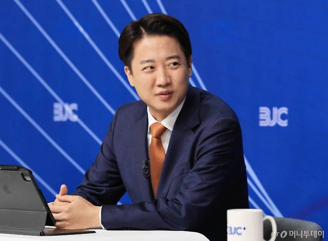 이준석 개혁신당 대통령 후보가 26일 오전 서울 양천구 한국방송회관에서 열린 한국방송기자클럽(BJC) 초청 토론회에서 패널들과 대화하고 있다. (공동취재) 2025.5.26/사진=뉴스1 /사진=(서울=뉴스1) 신웅수 기자